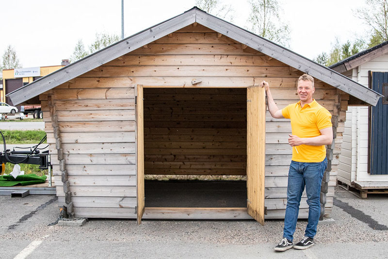 Timmerlador och gårdslador samt plåttak från Lakkapää.