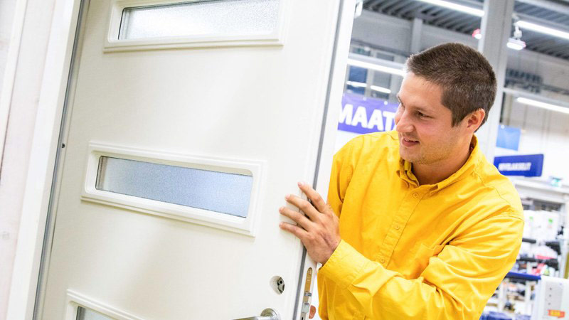 Ovien tyylejä löytyy nykyisin melkein yhtä monta kuin etsijää. ”Ennen kuin lähdet ovikaupoille, oven aukko kannattaa mitata, jotta oikeankokoinen ovi löydetään kerralla”, ohjeistaa Lakkapään rautakaupan myyjä Teemu Poikela.