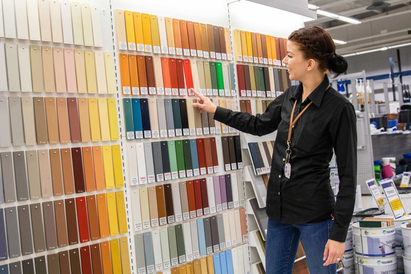 Lakkapääs byggnads- och renoveringsavdelning hjälper - med val av golvmaterial till montering av plåttak”