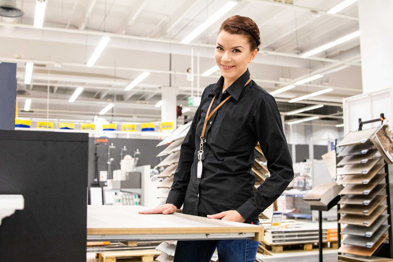 Lakkapääs byggnads- och renoveringsavdelning hjälper - med val av golvmaterial till montering av plåttak”