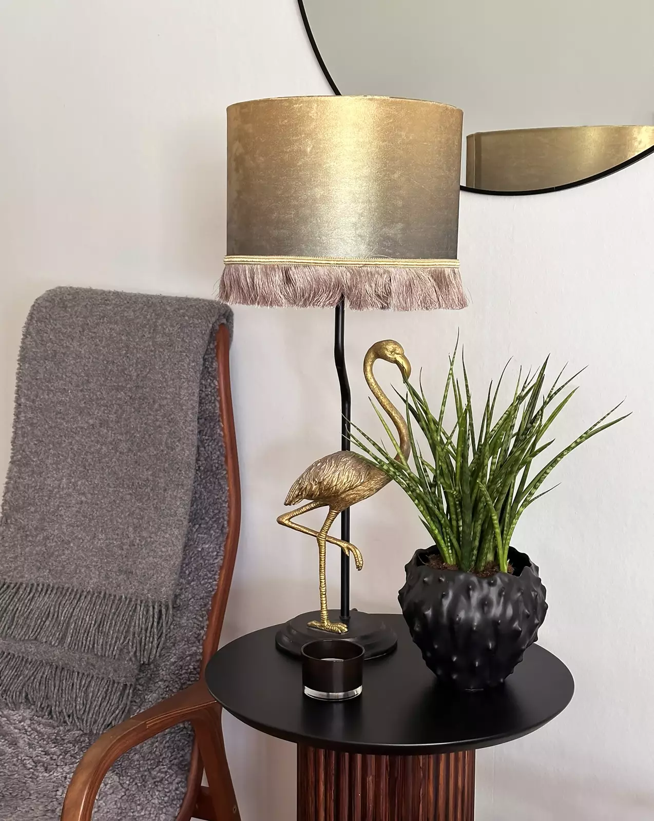 Aneta Lightning Flamingo Bordlampe, Svartgull/Gull — Stilren Flamingo bordlampe i svartgull/gull, med tekstilskjerm.