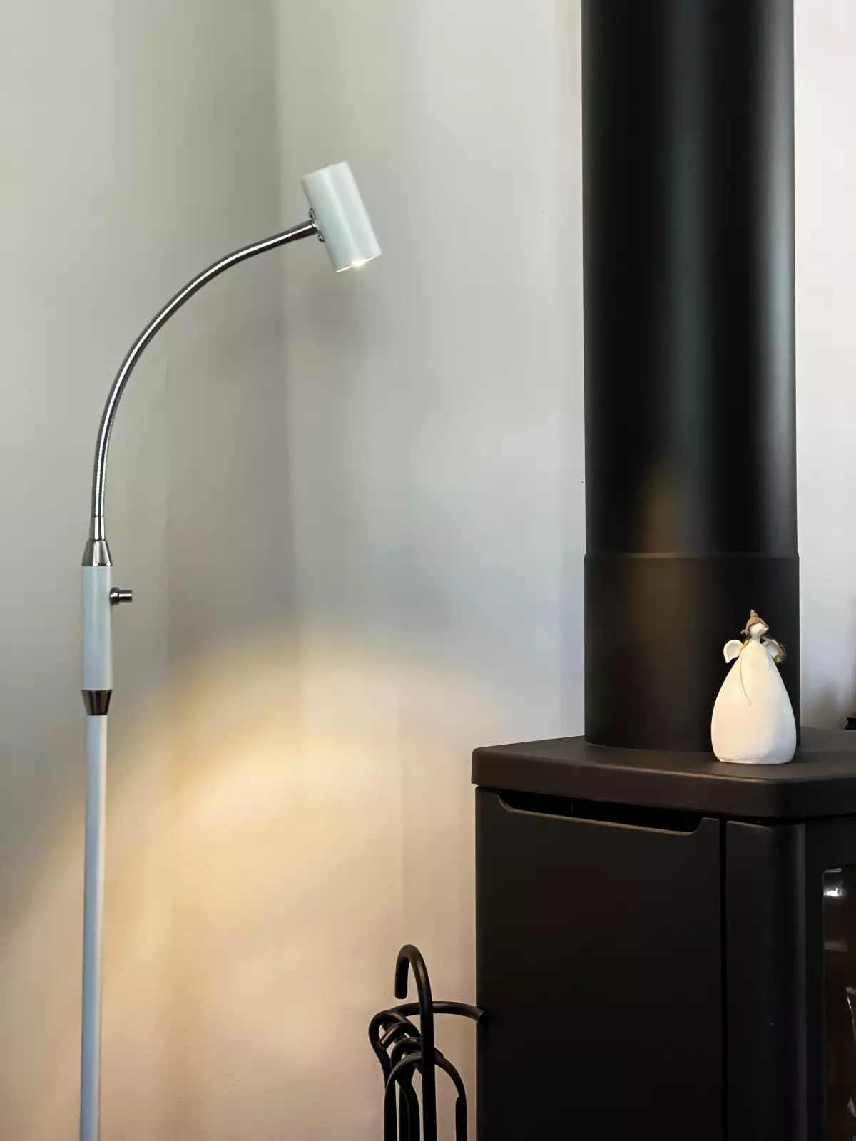 Aneta Lightning Gusto Gulvlampe, Hvit/Krom — Gusto gulvlampe i hvit og krom er en stilren LED-lampe med utskiftbar lyskilde.