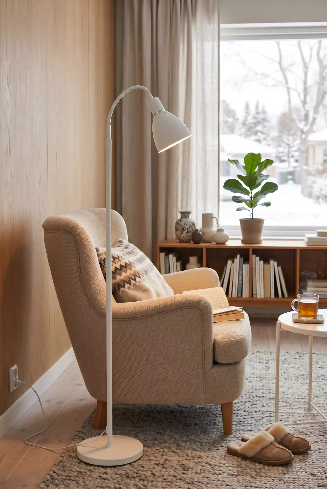 Aneta Lightning Idre Gulvlampe, Hvit — Stilig hvit gulvlampe med justerbar fleksibel arm. — detalj av material