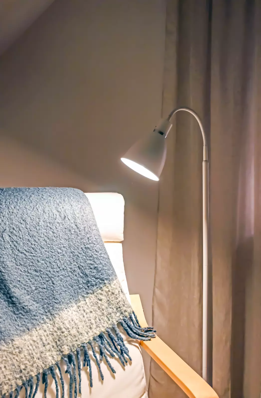 Aneta Lightning Idre Gulvlampe, Hvit — Stilig hvit gulvlampe med justerbar fleksibel arm. — vinkel 2