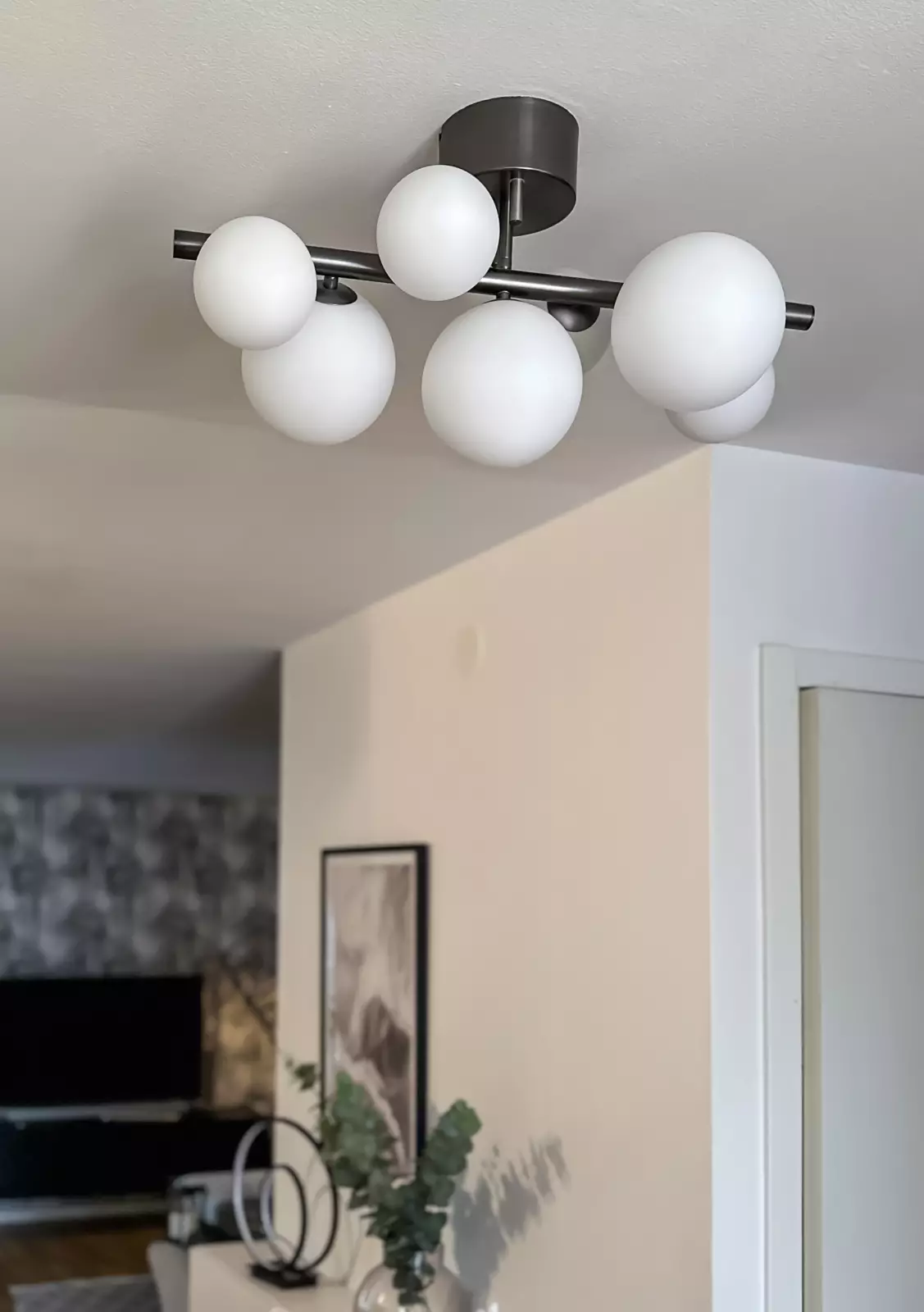 Aneta Lightning Molekyl Plafondi, Tina/Hvit — Stilig takplafond i messingfarge med hvite glasskuler. — vinkel 2