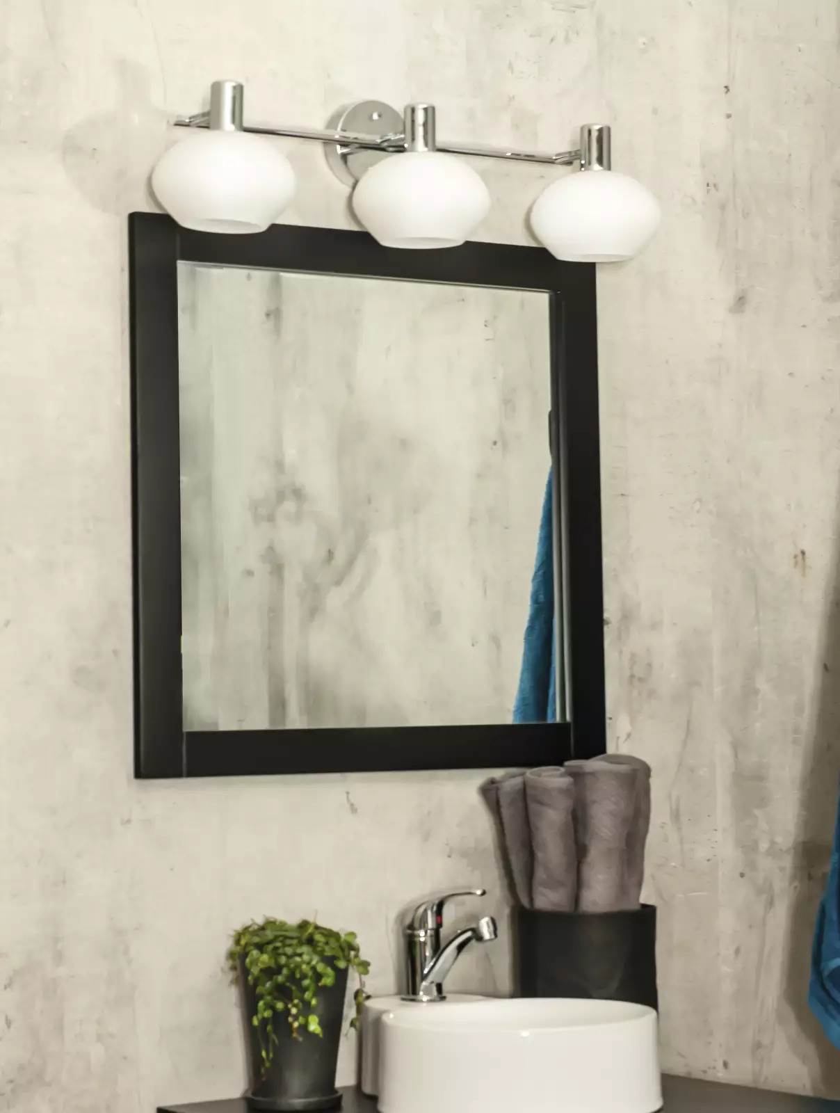 Aneta Lightning Elba 3-delt Vegglampe, Krom — Elegant Elba vegglampe for moderne bad. — vinkel 2