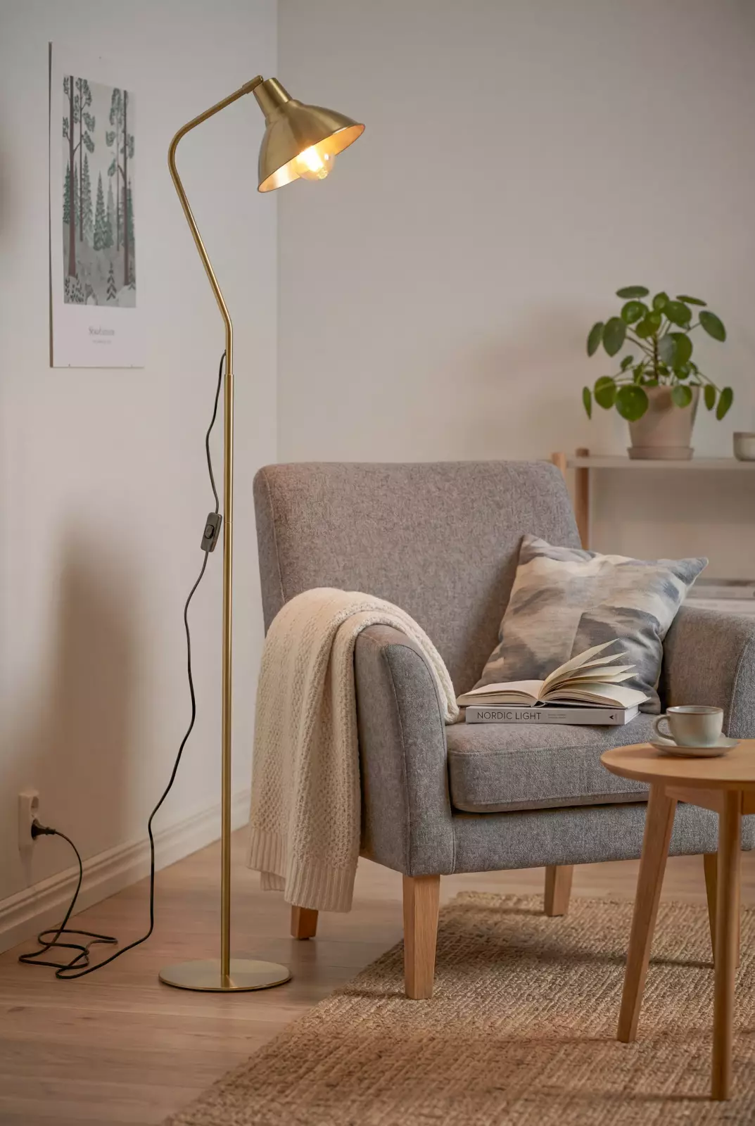 Aneta Lightning Ostri Gulvlampe, Antikk — Stilig og tidløs Ostri gulvlampe i antikkstil. — detalj av material