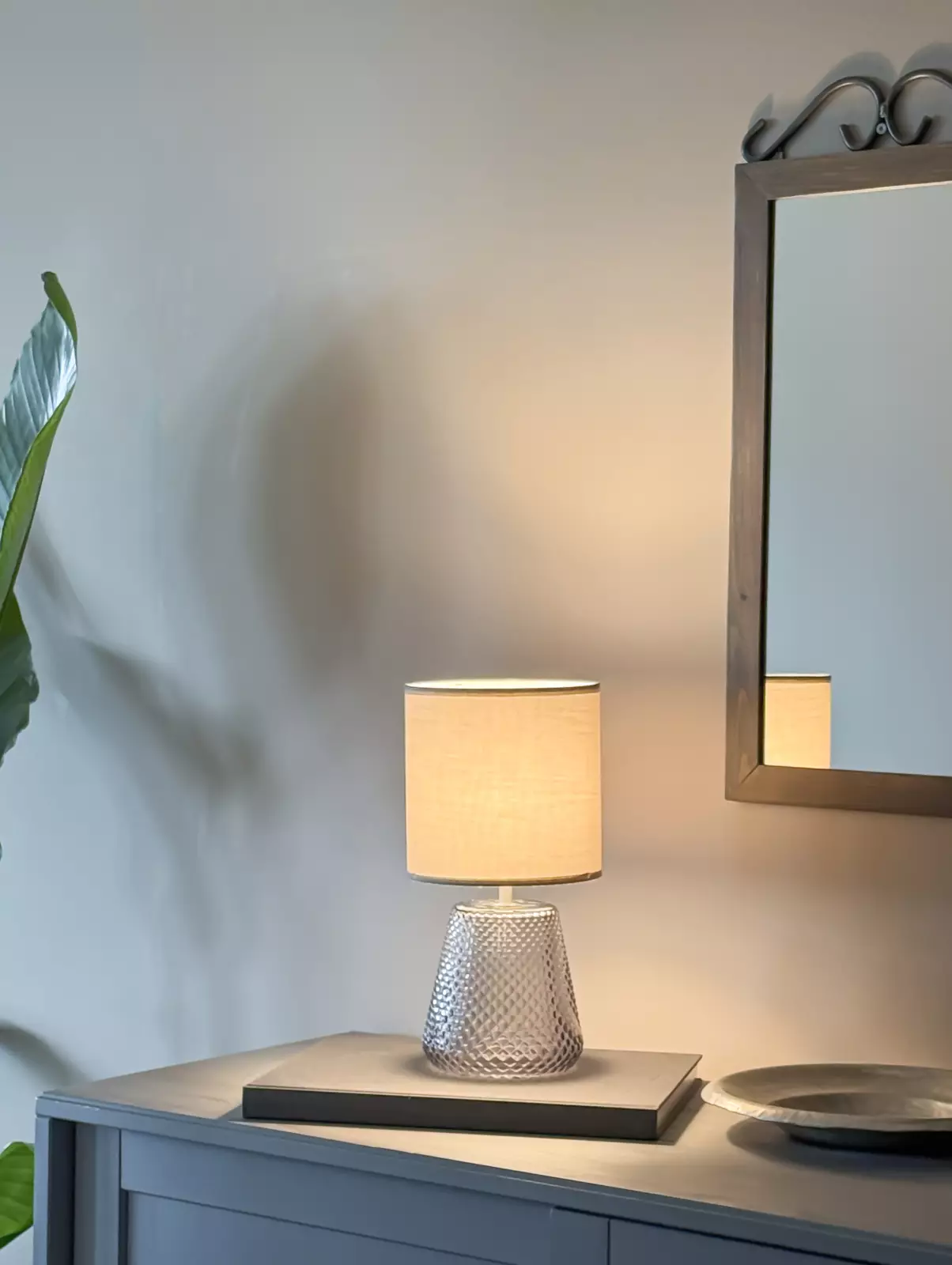 Aneta Lightning Alissa Bordlampe, Røykgrå/Grå — Stilig Alissa bordlampe med røykgrå glassfot og grå skygge. — vinkel 2