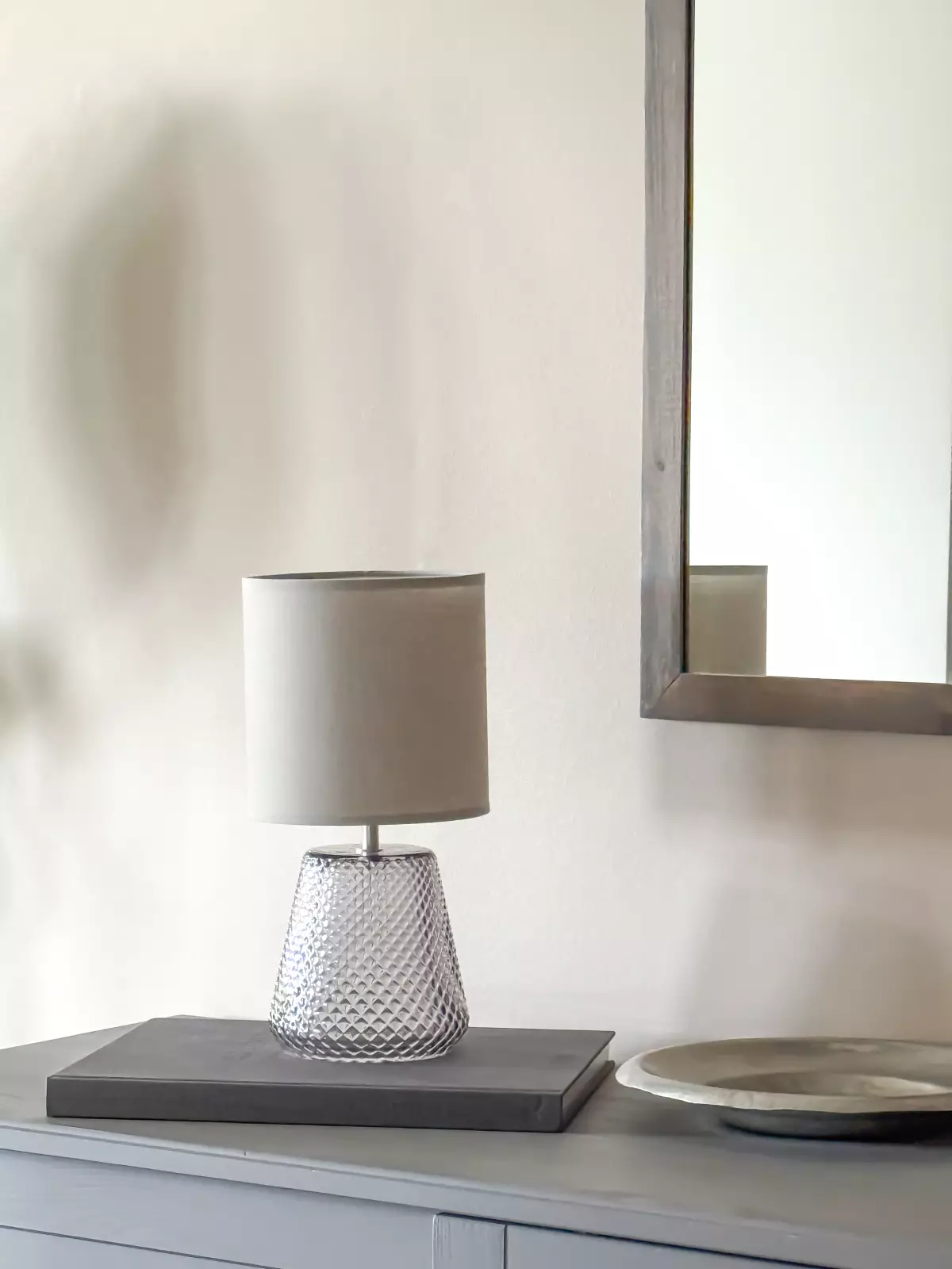 Aneta Lightning Alissa Bordlampe, Røykgrå/Grå — Stilig Alissa bordlampe med røykgrå glassfot og grå skygge. — detalj av