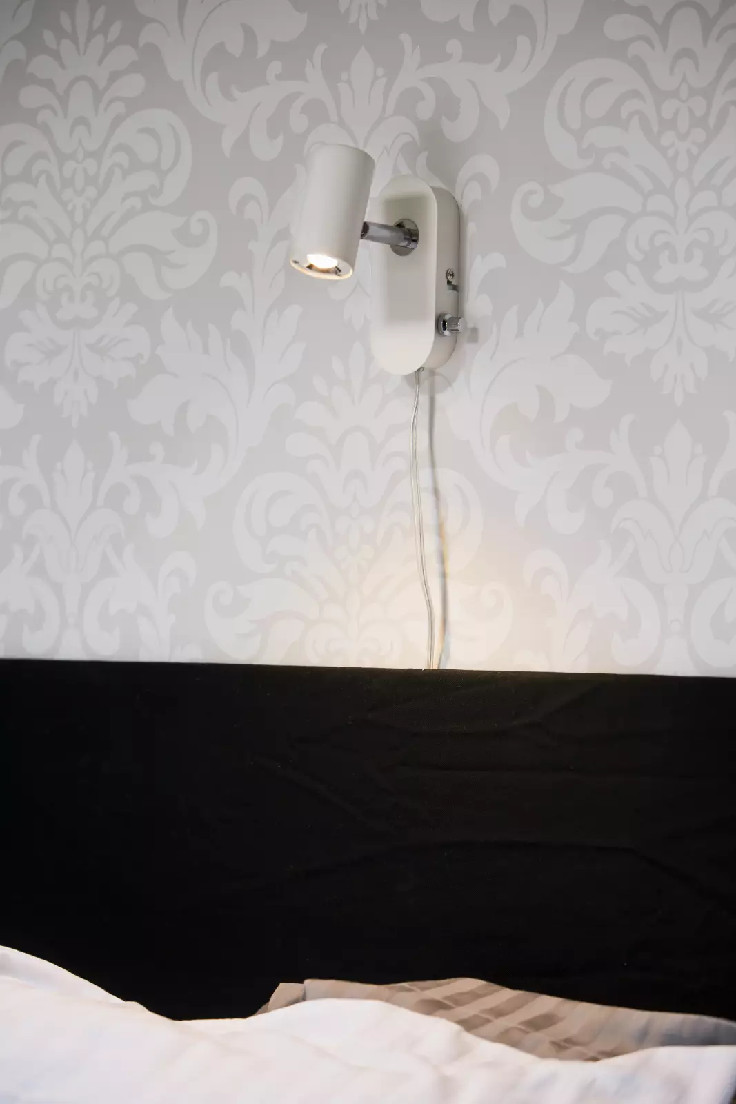 Aneta Lightning Gusto Vegglampe, Hvit/Krom — Gusto vegglampe er en stilren LED-lampe med trinnløs dimmer. — vinkel 2