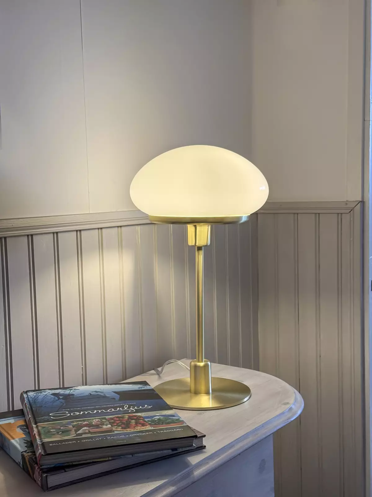 Aneta Lightning Ny August Bordlampe 48,5 cm — Stilig bordlampe med mattmessingfot og hvit glasskjerm. — vinkel 2