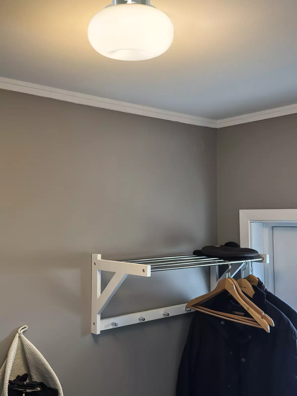 Aneta Lightning Manet Plafond Ø28, Krom/ hvit — Stilig og moderne plafond, diameter 28 cm. — vinkel 2