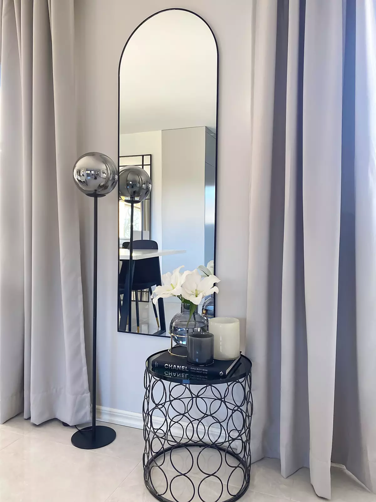 Aneta Lightning Molekyl Gulvlampe — Stilig taklampe med skjerm i ravfarget glass. — vinkel 2