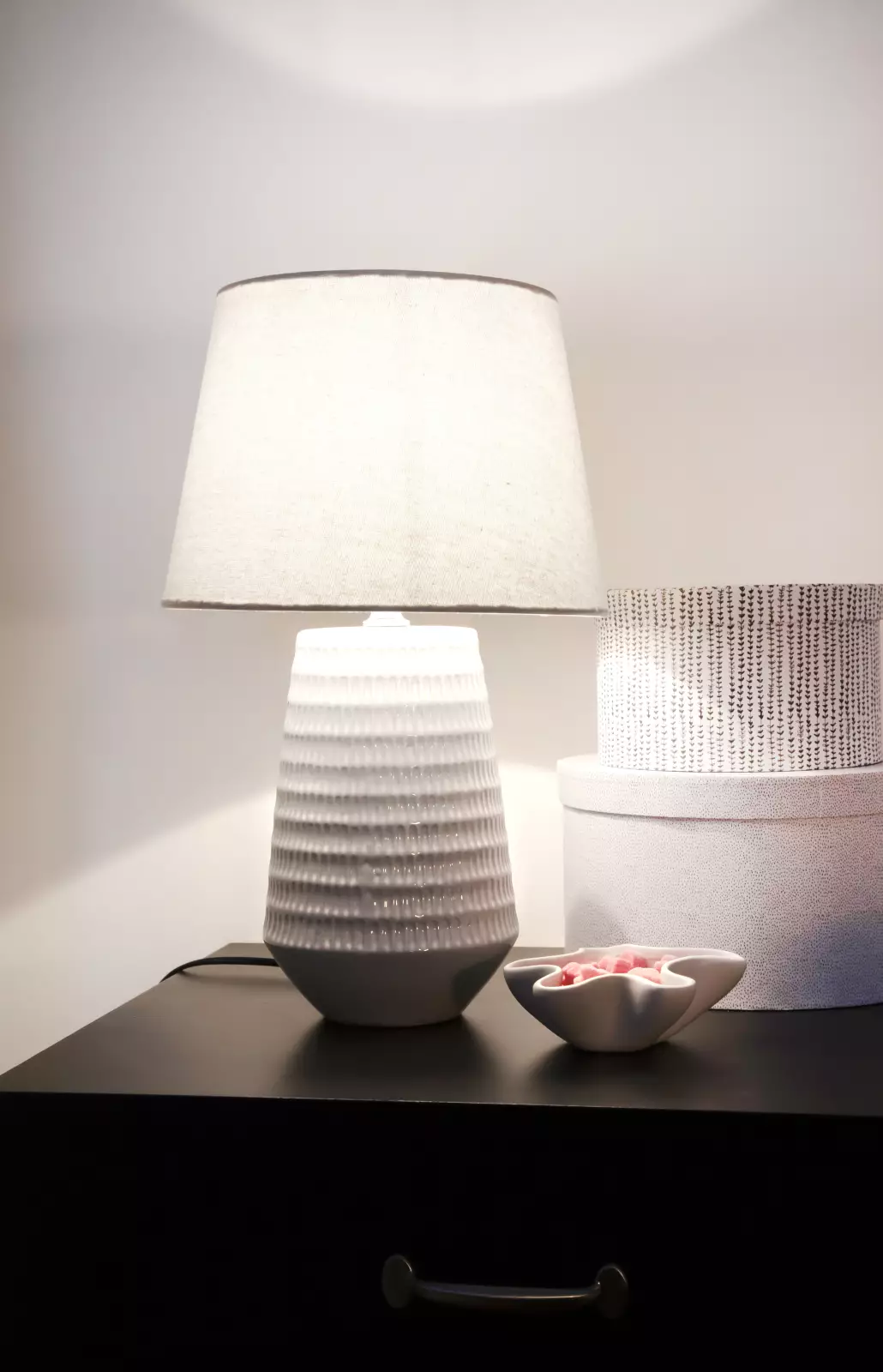 Aneta Lightning Mona Bordlampe, Hvit — Klassisk keramisk bordlampe, høyde 45 cm, farge hvit. — vinkel 2