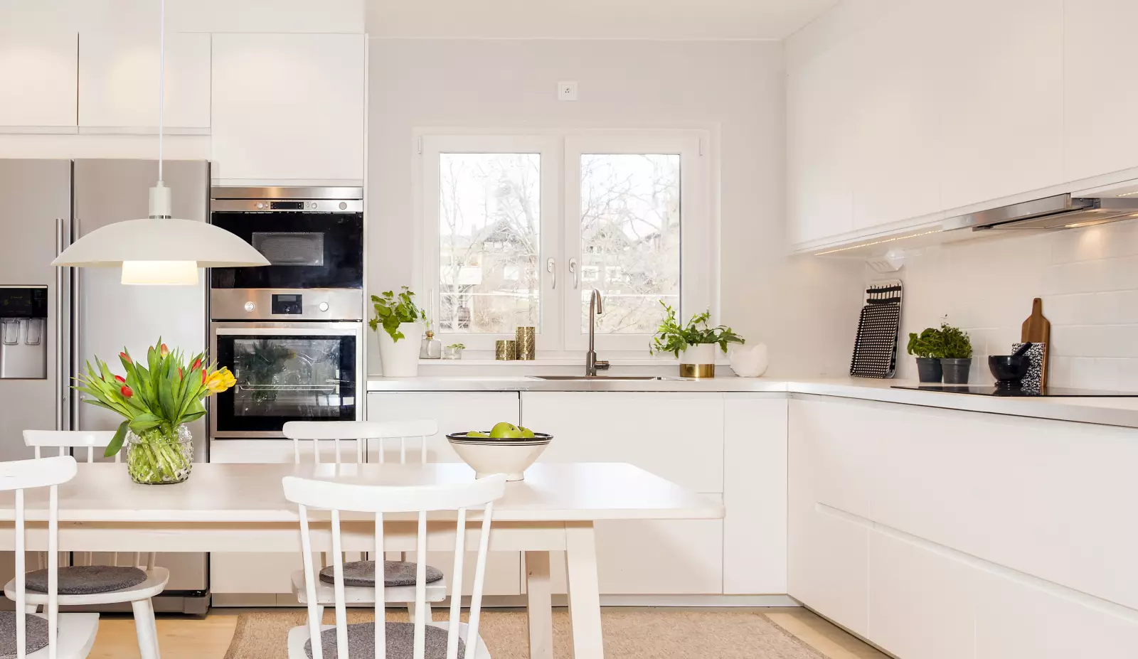 Aneta Lightning Alfa Taklampe, Hvit — Stilig taklampe med krom- og gullfargede detaljer. — vinkel 2