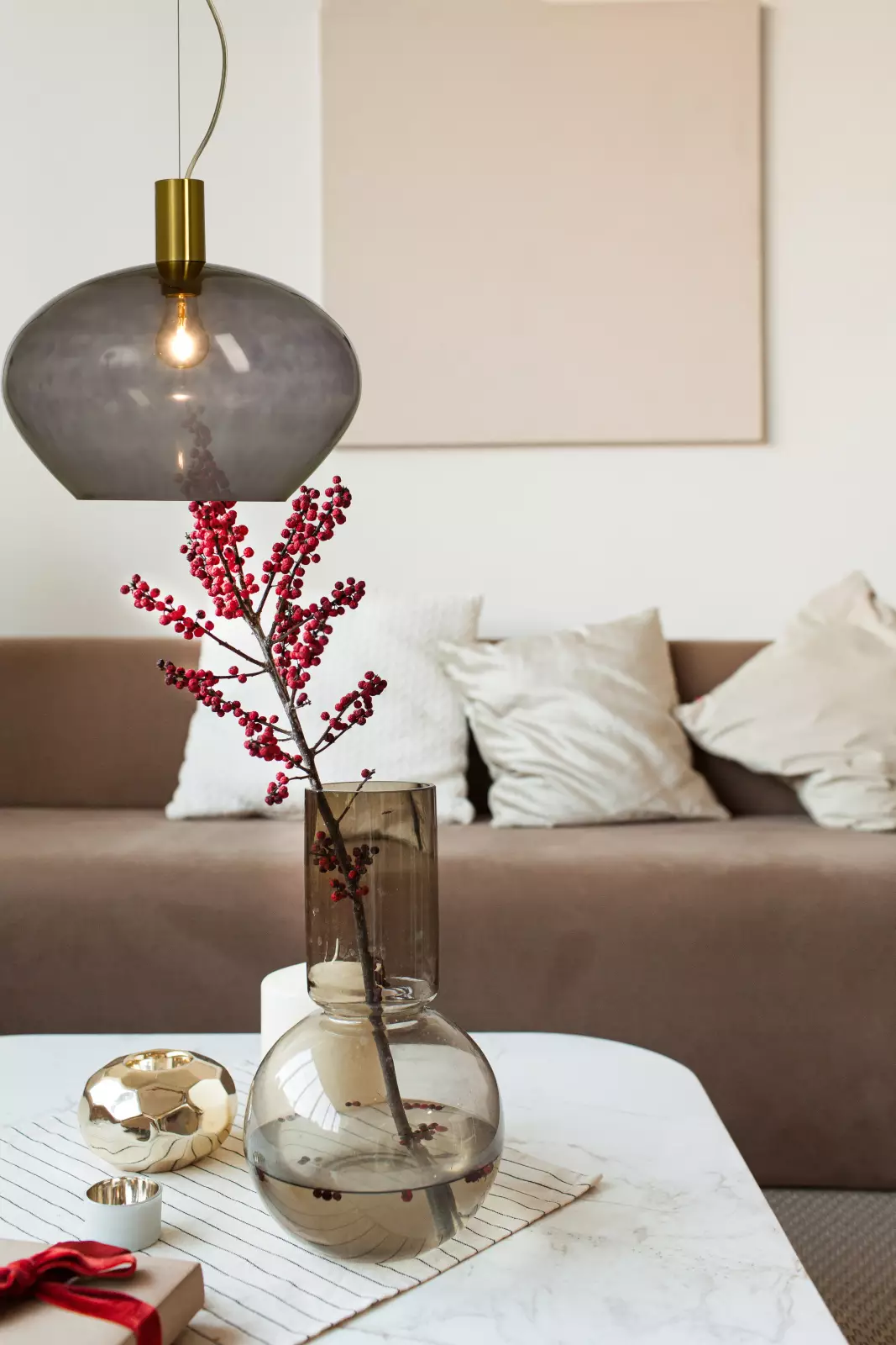 Aneta Lightning Bell Taklampe, 35cm — Stilig Bell taklampe som kombinerer mattbørstet messing og røykgrå glass. — vinkel 2
