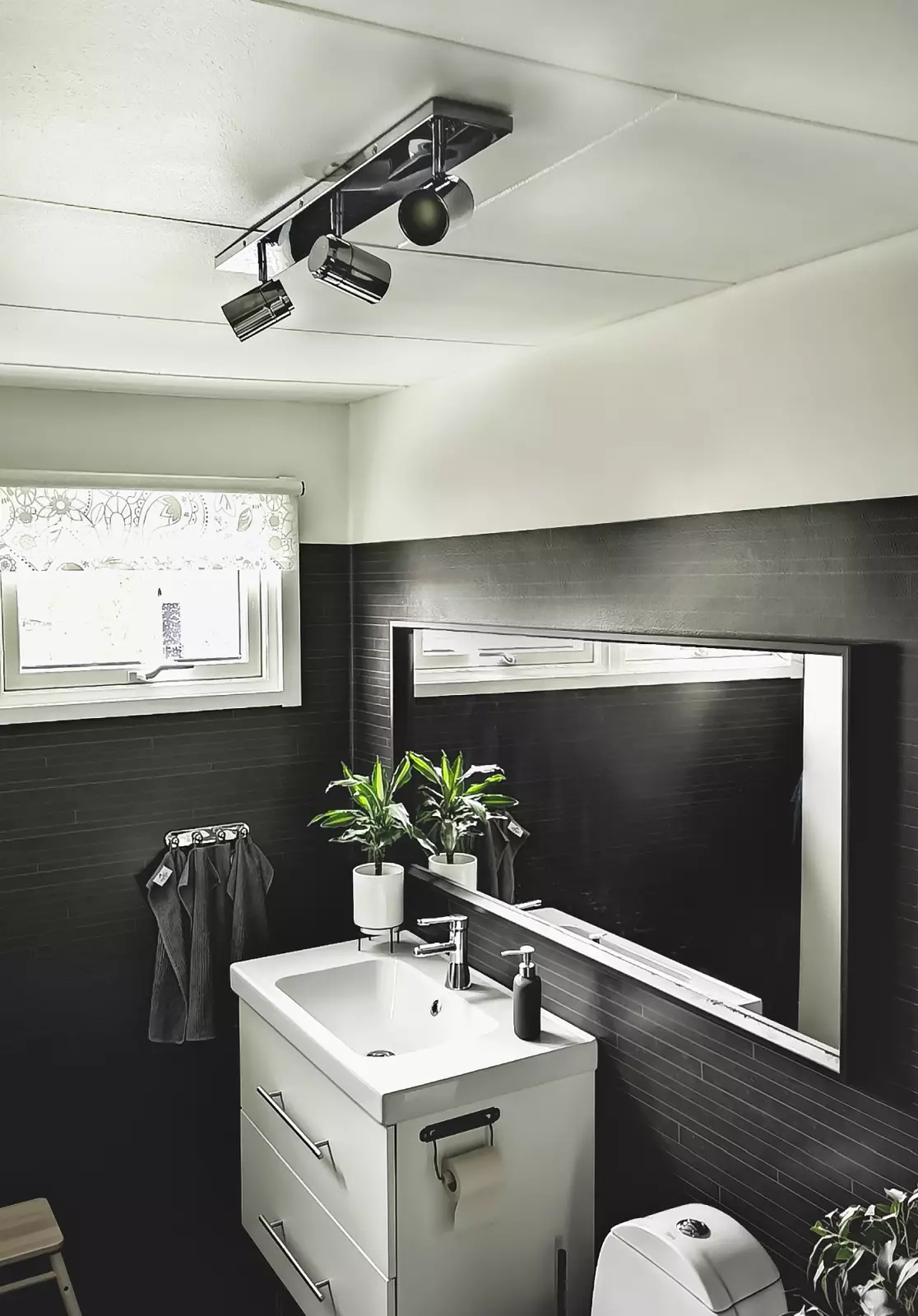 Aneta Lightning Livorno 3-delt Spot, Krom — Tre-delt takspot, krom/hvit, IP44 beskyttelse. — vinkel 2